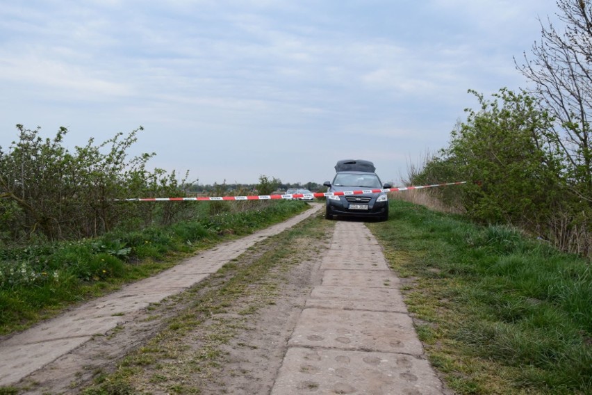 Ludzkie szczątki znaleziono we wsi Piotrowo w gm. Nowy Dwór Gdański. Śledztwo prowadzone jest pod kątem zabójstwa [30.04.2020]