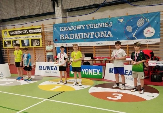 W Sianowie odbył się Ogólnopolski Turniej Badmintona Juniorów, Juniorów Młodszych, Młodzików, Młodzików Młodszych. Miastecki Klub Badmintona reprezentowała ośmioosobowa grupa: Mateusz Gruba w kategorii junior, Błażej Lange i Hanna Bublewicz w kategorii junior młodszy, Zofia Szul, Milena Bublewicz, Martyna Cybulska i Wiktor Wyka w kategorii młodzik, Hubert Gruba w kategorii młodzik młodszy. Miastecki klub zdobył 11 medali. W turnieju rywalizowało 92 zawodników i zawodniczek z 12 klubów