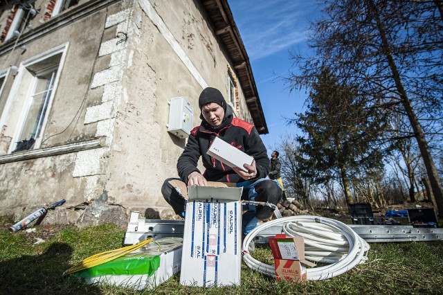 Marian Lis należy do Stowarzyszenia Elektryków Polskich. Pomaga osobom, których nie stać na usługi elektryka. W czwartek zamontował nową instalację u rodziny Radzkich z Grabówka. Poprzednia stopiła się w pożarze.