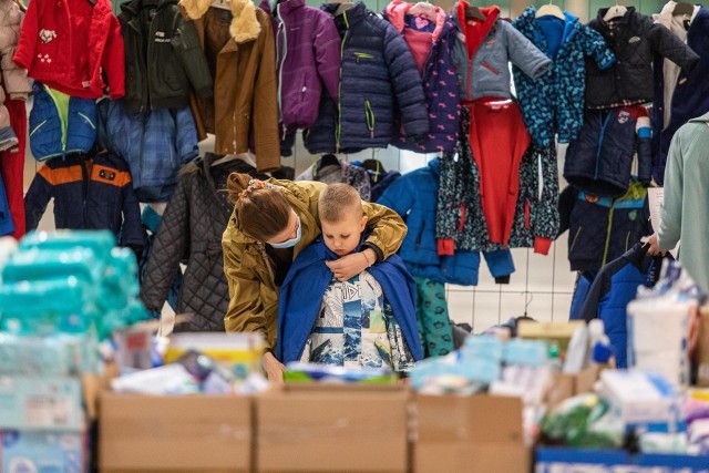 Ruszył punkt wydawania darów i zbiórki w dawnym Tesco w Bielsku-Białej. Zobacz kolejne zdjęcia. Przesuwaj zdjęcia w prawo - naciśnij strzałkę lub przycisk NASTĘPNE