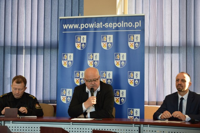 Konferencja prasowa samorządowców powiatu sępoleńskiego dotyczyła dystrybucji tabletek jodku potasu na wypadek skażenia radioaktywnego.