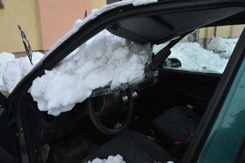 Zalegający na dachu śnieg spadł na zaparkowany pod nim samochód