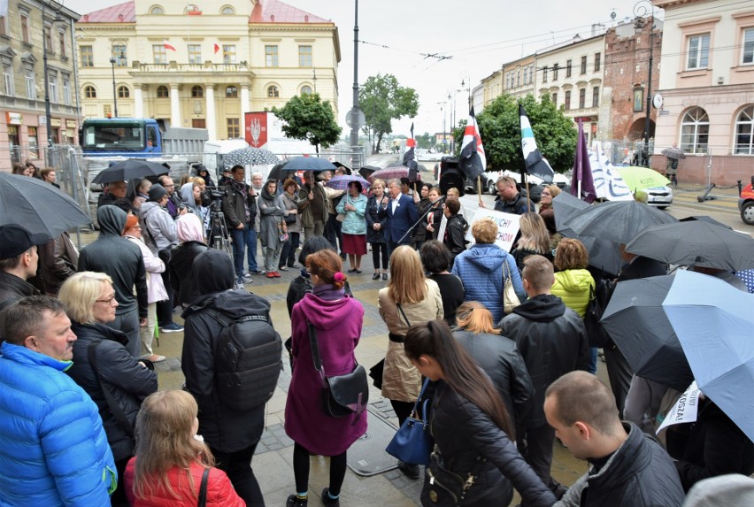 Protest przed biurami posłów PiS w Lublinie przeciw zaostrzaniu ustawy antyaborcyjnej. "Zatrzymamy fanatyków" (ZDJĘCIA, WIDEO)