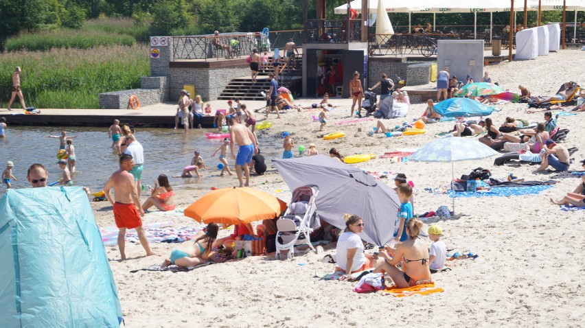 Plażowanie w Parku Lisiniec w Częstochowie. Gorący piasek i...