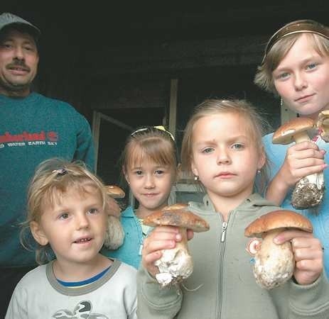 Iwona, Sandra, Klaudia i Agnieszka pokazują prawdziwki jakie w zebrał Adam Droszczak.