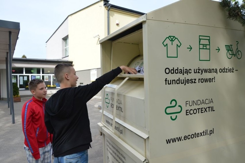 Cztery rowery od Fundacji Eco Textil trafiły do dzieci ze Starachowic za... sprzątanie szaf [WIDEO, zdjęcia]