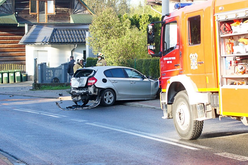 Nowy Targ. Kierowca skasował w wypadku kilka ogrodzeń i własne BMW. Miał szczęście, że nikogo nie potrącił 