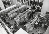 Przedświąteczny szał zakupów we Wrocławiu w latach 80. i 90. Potężne kolejki i polowanie na "cymesiki"