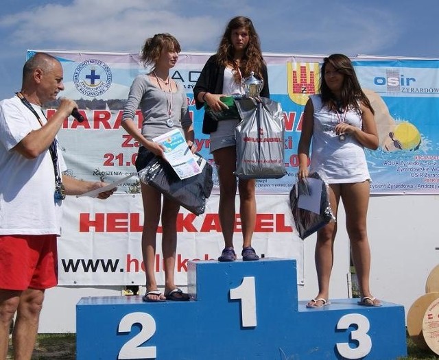 Magdalena Bobrowska na najwyższym stopniu podium. Z lewej strony na drugim miejscu Olga Małkowska.