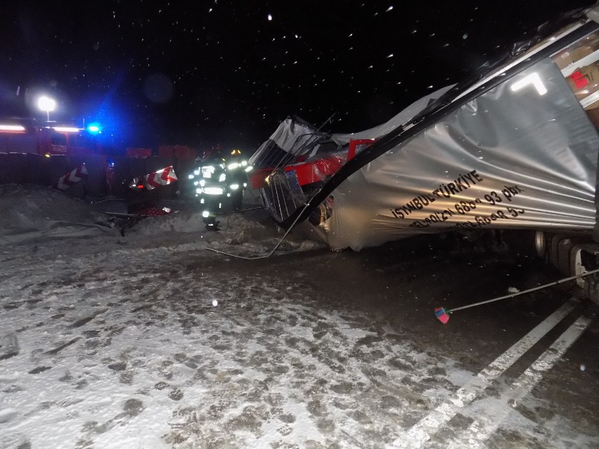 Świątniki. Turecki tir zablokował drogę. Z naczepy wypadła maszyna