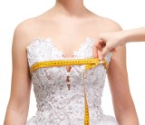 Biała suknia ślubna ciągle na topie, choć panny młode potrafią zaszaleć. O tym co jest modne w 2018 opowiada projektantka Maria Kwasek