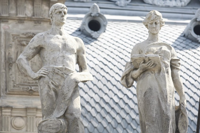 Odnawianie rzeźb na dachu Pałacu Izraela Poznańskiego w Łodzi [ZDJĘCIA]
