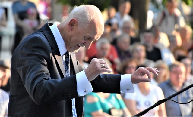 Dyrygent i kompozytor prof. Czesław Grabowski w roku 1986 rozpoczął pracę w Filharmonii Zielonogórskiej im. T. Bairda na stanowisku dyrektora naczelnego i artystycznego