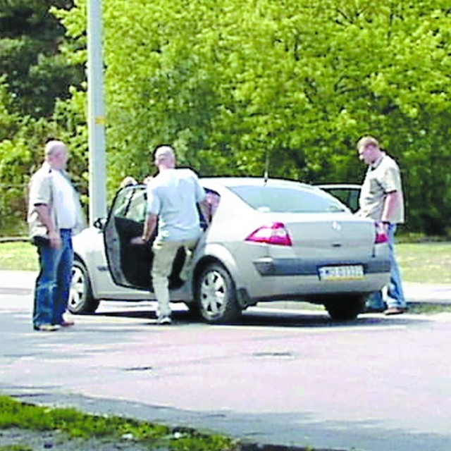 Kontroler-łapówkarz właśnie wziął pieniądze od naszego Czytelnika i anuluje wystawiony za jazdę bez biletu mandat. Po chwili już siedział w policyjnym, nieoznakowanym samochodzie	