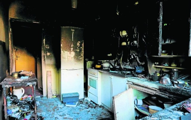 Wypalona kuchnia, z powodu wysokiej temperatury, ze ścian odpadł tynk, zniszczeniu uległy meble kuchenne i sprzęt, całe mieszkanie jest przesiąknięte zapachem spalenizny.
