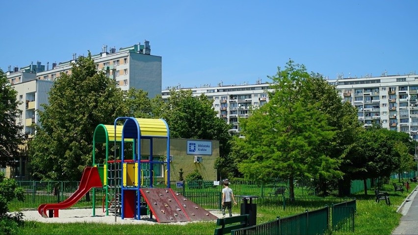 Na osiedlu znajduje się duży plac zabaw dla dzieci