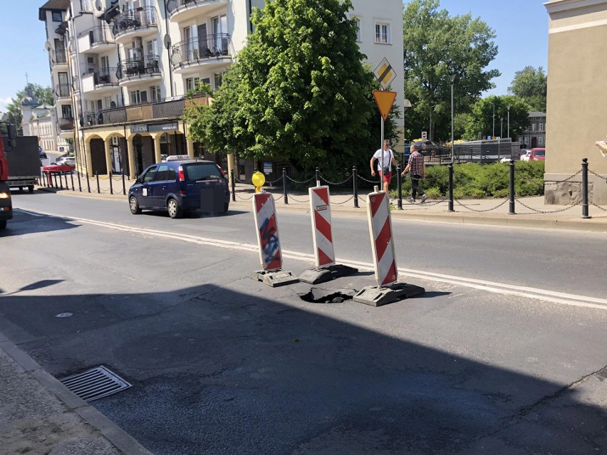 Zapadł się kawałek asfaltu na środku ulicy Młyńskiej.