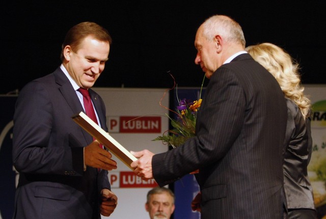 Olexandr Motsyk otrzymał nagrodę za zaangażowanie w rozwój współpracy pomiędzy regionami Polski wschodniej i Ukrainy oraz pomoc przedsiębiorcom (odbiera nagrodę: po lewej)
