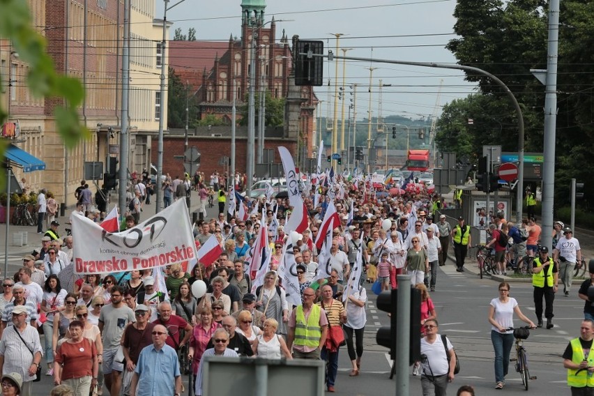 Marsz KOD-u w Szczecinie w rocznicę częściowo wolnych wyborów [zdjęcia]