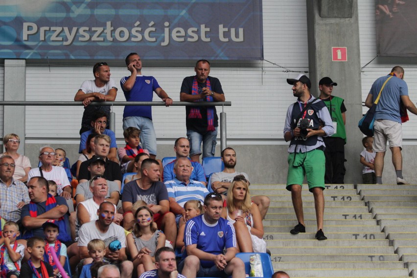 Piast Gliwice – Zagłębie Lubin 2:1. Przy Okrzei nadal kibicują bez „młyna” ZDJĘCIA KIBICÓW