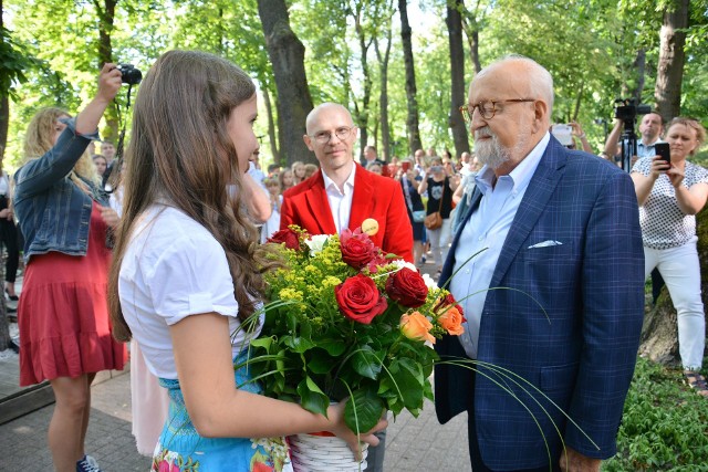 Krzysztof Penderecki otrzymał piękne kwiaty i życzenia - zdrowia i inspiracji od uczniów Szkoły Muzycznej w Busku, której jest patronem.