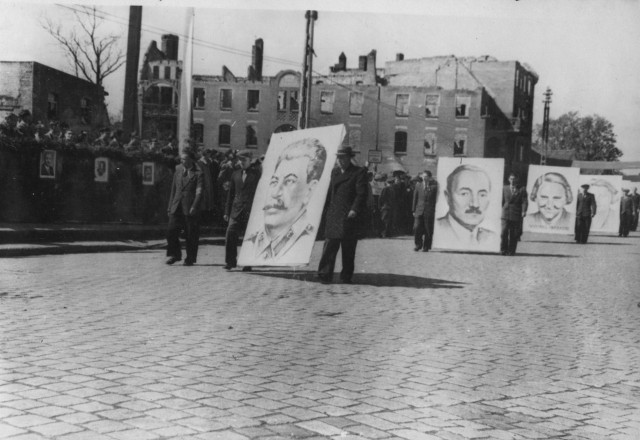 Manifestacja zorganizowana w Malborku w 1945 r. Na transparentach kolejno: Józef Stalin, Bolesław Bierut i Wanda Wasilewska.