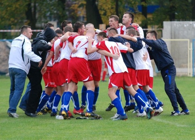 Tak piłkarze MKS Stąporków cieszyli się ze zwycięstwa w meczu z Wierną Małogoszcz.