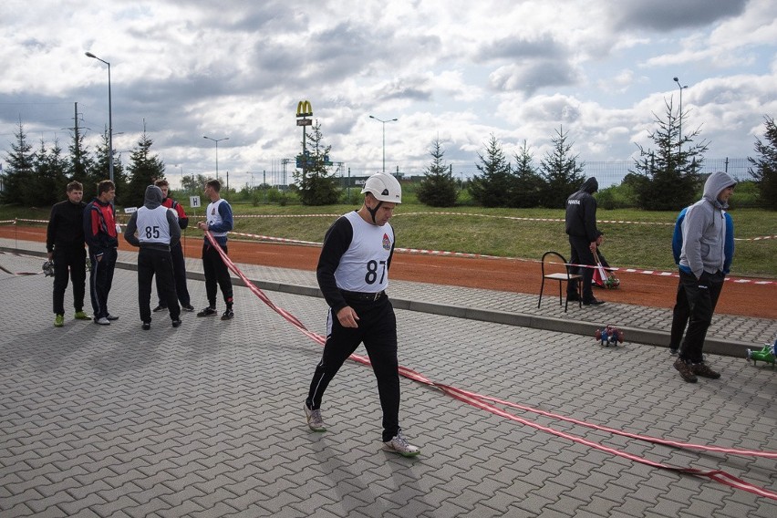 Tarnów. Strażacy niczym Ninja Warrior ścigali się na torze przeszkód i na ścianie [ZDJĘCIA]