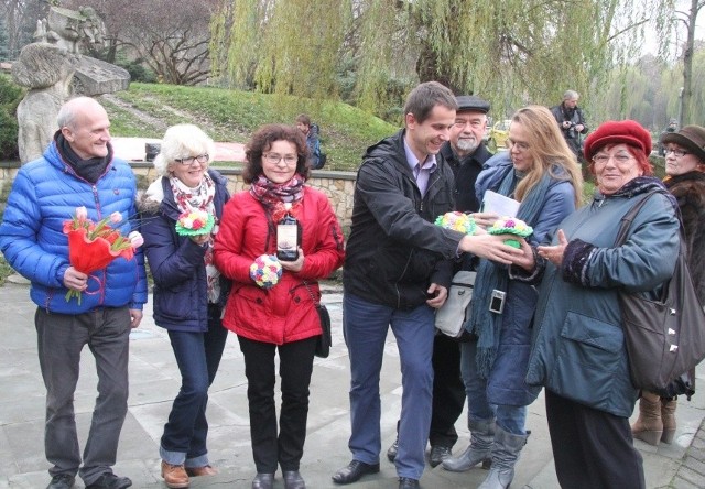 Marek Sochacki ofiarował Birucie kwiaty, Alicja Obara pochwaliła się własnoręcznie zrobioną nalewką a Szymon Jarzyna obdarowywał panie bukiecikami kwiatów.