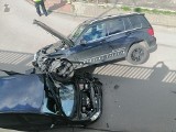 Czołowe zderzenie samochodów w Zawierciu. Kierowca peugeota nie zauważył nowych znaków drogowych