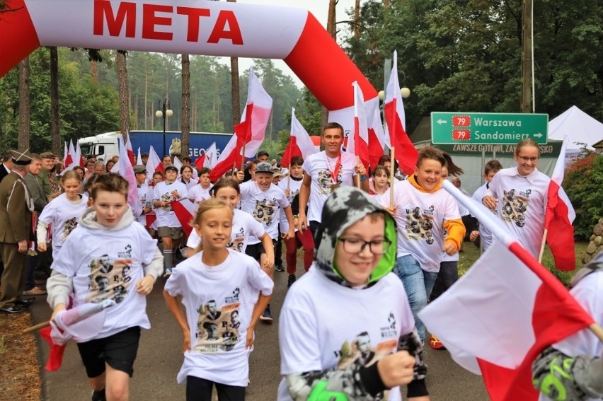Bieg "Tropem Wilczym" w Dąbrowie w gminie Ciepielów. Wystartowały setki osób