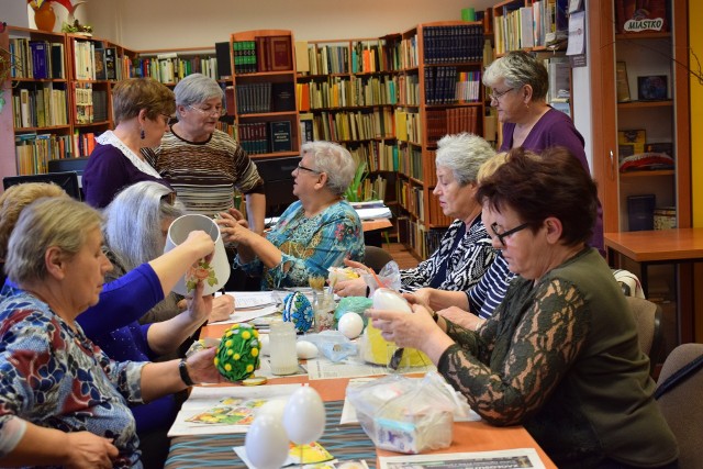 Wielkanocny decoupage w miasteckiej bibliotece