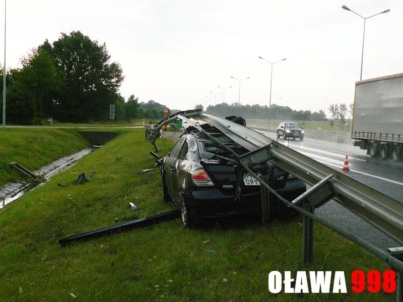 Groźnie wyglądający wypadek na A4. Toyota uderzyła w barierę energochłonną (ZDJĘCIA)