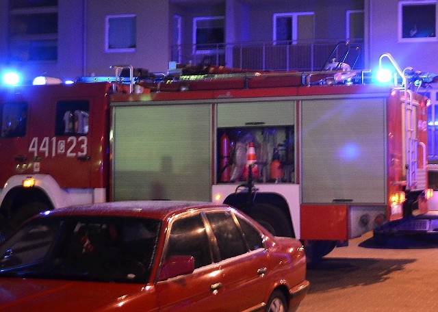 Strażacy w nocy spieszyli z pomocą mieszkańcom ul. Skarżyńskiego
