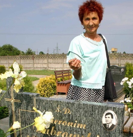 - Ci, którzy okradają groby to zwyczajne hieny cmentarne &#8211; mówi Julianna Adalska