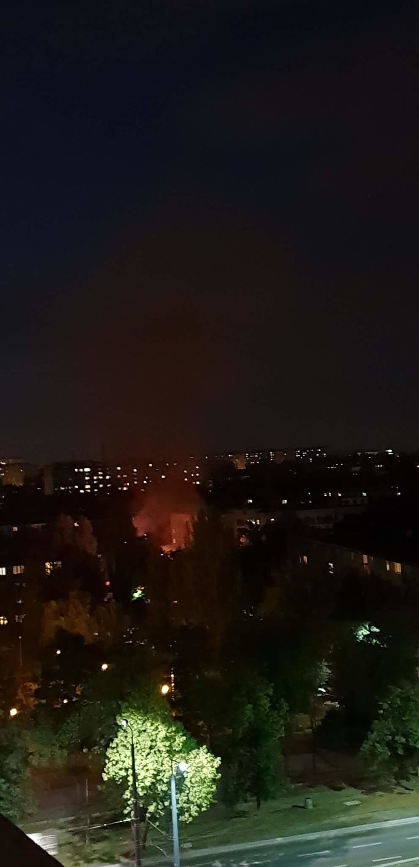 Pożar na Rodakowskiego w Łodzi. Z płonącego samochodu strażacy wyciągnęli mężczyznę