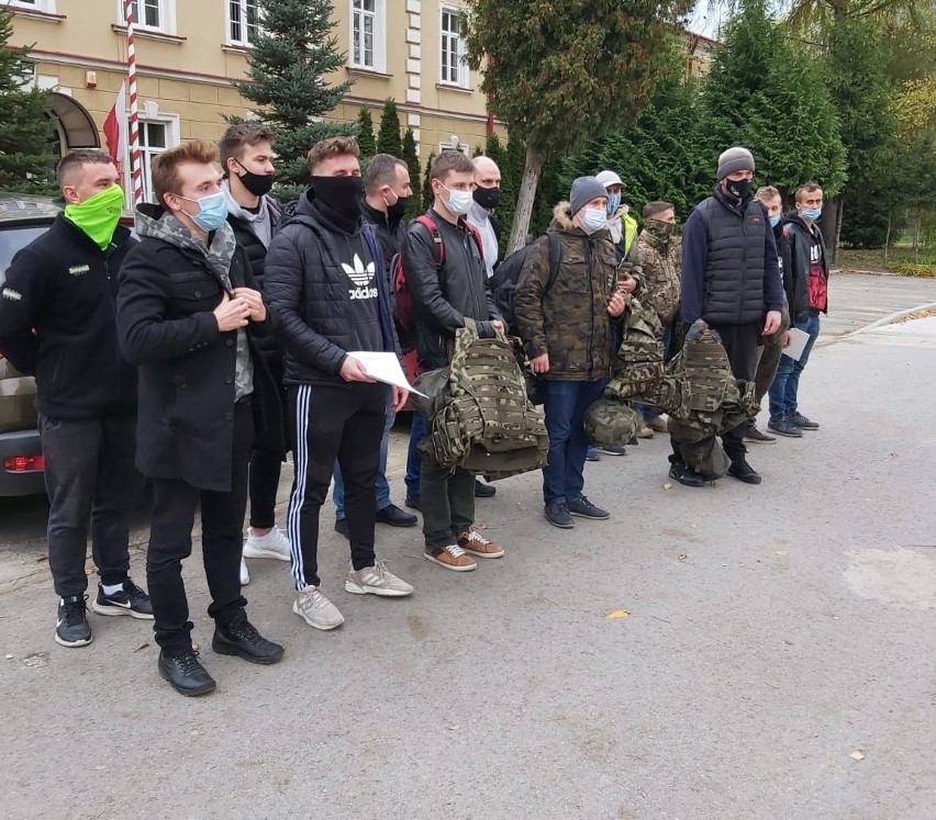 48 ochotników przekroczyło bramę koszar 3. Podkarpackiej Brygady Obrony Terytorialnej i rozpoczęli pierwszy dzień szkolenia [ZDJĘCIA]