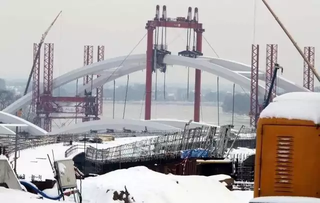 Oddany do użytku 9 grudnia 2013 roku nowy most im. gen. Elżbiety Zawackiej pochłonął 676,5 mln zł, z czego 467,3 mln stanowiły europejskie dotacje