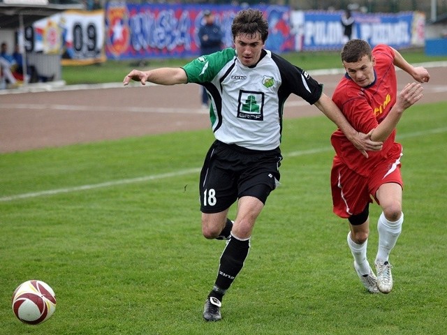 Ołeksandr Rozman (P) walczy o piłkę z zawodnikiem Chełmianki.