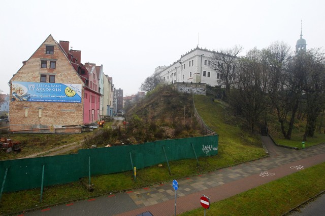 Szczecin: Miał być hotel, jest dziuraOdsłonięte stare piwnice przedwojennej kamienicy, która tu stała. Szwedzki inwestor chce je zagospodarować, a także odrestaurować Bramę Panieńską, na której pozostałości natrafiono przy przygotowaniu terenu.