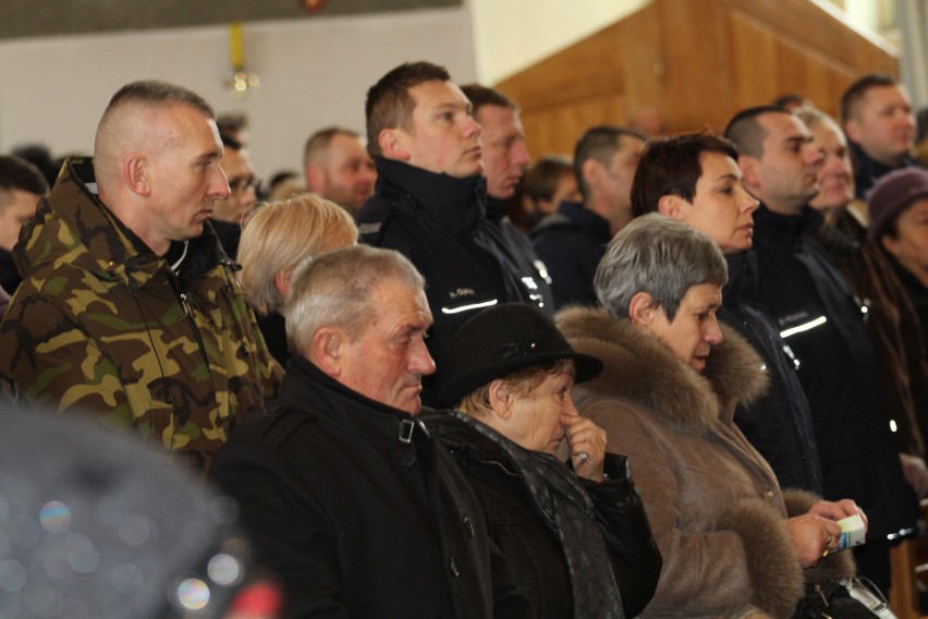 Ostatnie pożegnanie aspiranta Krzysztofa Węglińskiego z Tarnobrzega - policjanta, który zginął w wypadku jadąc na służbę  [ZDJĘCIA]