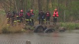 Tragedia w Lubojnie: znaleziono zwłoki 46-latka w ciągniku zatopionym w stawie WIDEO + ZDJECIA