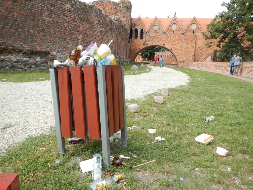 Śmieci pod murami zamku krzyżackiego w Toruniu [zdjęcia]