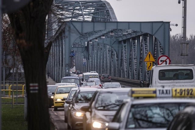 Firma Oponeo przygotowała ranking miast przyjaznych kierowcom. Znalazły się w nim Toruń i Bydgoszcz. Pod uwagę wzięto siedem kategorii: liczba kolizji, prędkość jazdy, parkowanie, ceny paliw, koszt wymiany opon, cena ubezpieczenia OC iinfrastruktura dla samochodów elektrycznych. Jak wypadły nasze miasta w rankingu?Zobacz też:Używane samochody luksusowe w regionieTOP 10 miejsc, gdzie popełnia sie błędy na egzaminie na prawo jazdy w Toruniu