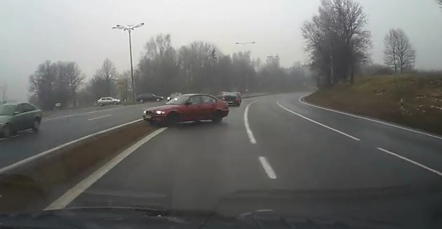 Kierowca BMW w efektownym poślizgu na DK44 w Mikołowie