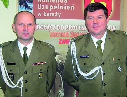 Major Robert Grzeszczyk (z lewej) decyzją ministra obrony narodowej awansował na stanowisko zastępcy komendanta WKU, natomiast stanowisko szefa Wydziału Rekrutacji objął mjr Marek Dziemiańczuk