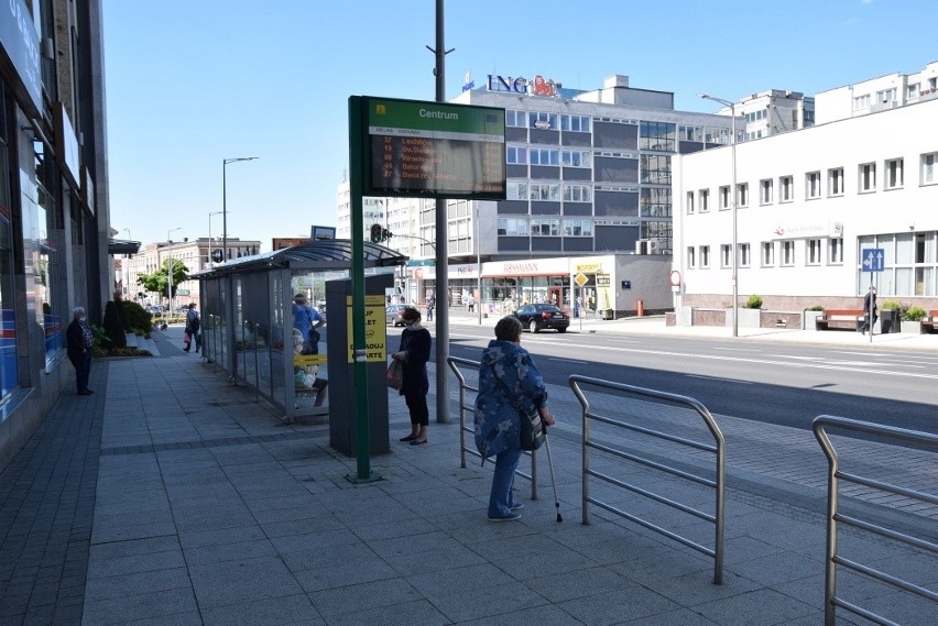 W komunikacji miejskiej obowiązują maseczki. Pamietajmy o...