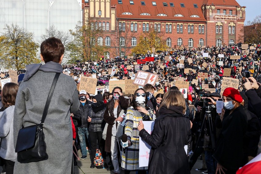 Prof. Inga Iwasiów podczas protestów w Szczecinie