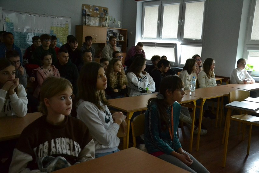 Dorota Łańcucka opowiedziała uczniom z lipnowskiej „Trójki” o Poli Negri