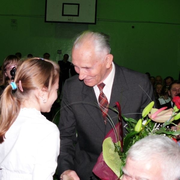 Kwiaty otrzymuje Bronisław Seremak, pierwszy dyrektor Szkoły Podstawowej nr 11 w Starachowicach.